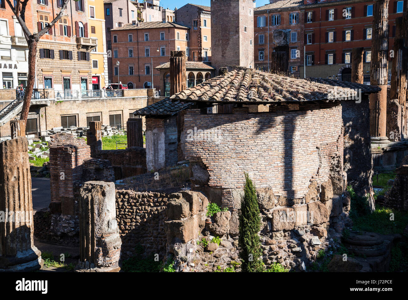Largo di Torre Argentina ist ein Platz in Rom, die vier republikanische römische Tempel und die Überreste des Pompeius Theaters hostet. Stockfoto