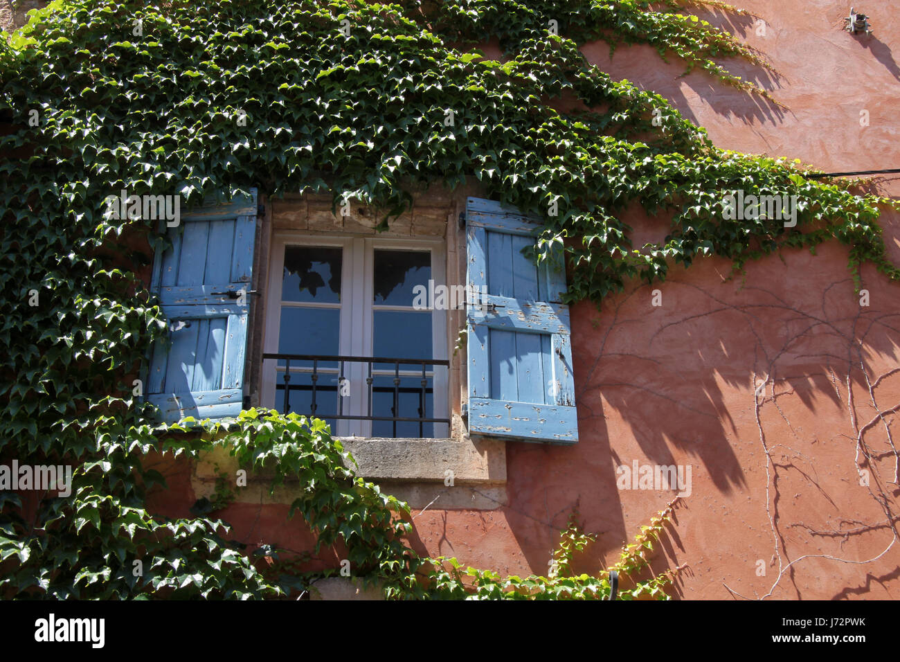 farbige Häuser bunte wunderschöne vielfältige farbenprächtige Frankreich villa Stockfoto