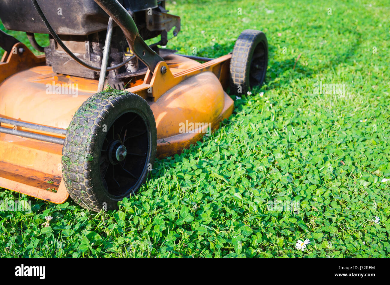 Rustikale alte Stil Benzin orange Sichelmäher Stockfoto