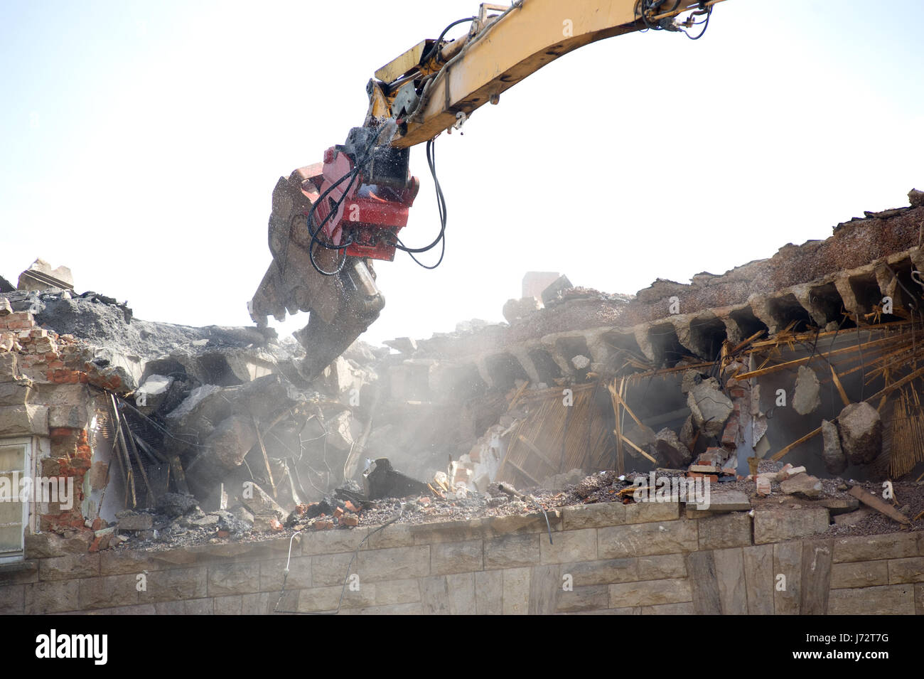 Engineering-Staub gesundheitlich angeschlagenen Bauindustrie ruinieren Fassade Bagger Schutt Abriss Stockfoto