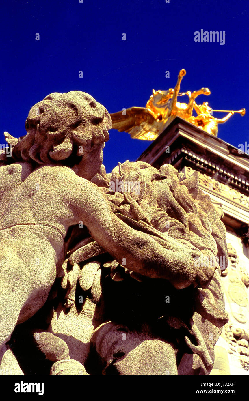 Skulptur Detail mit vertikaler Perspektive einschließlich einer vergoldeten Griffin auf die Alexandre III Brücke in Paris. Frankreich Stockfoto