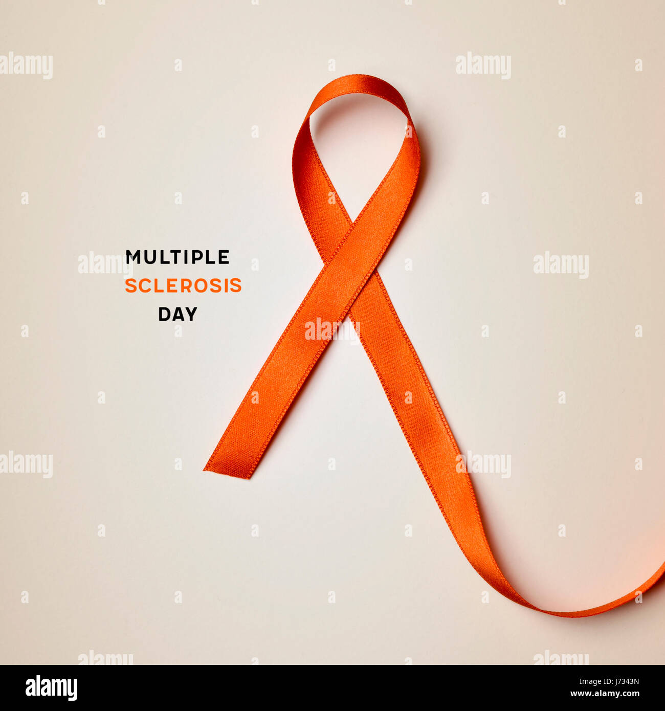 die Text-Multiple Sklerose-Tag und eine orange Band auf einem beigen Hintergrund Stockfoto