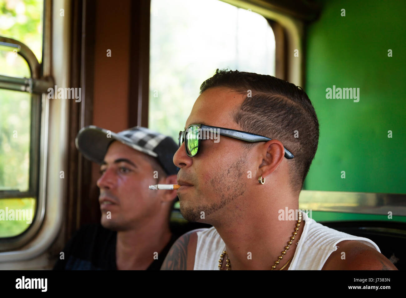 Eine Person das Rauchen einer Zigarette in einem Zug in Kuba. Stockfoto
