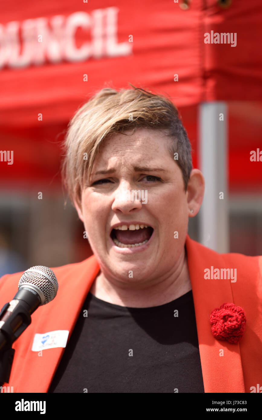 Ashley Dalton, Labour-Kandidat für Rochford & Southend East. Tragen Sie rot Stockfoto