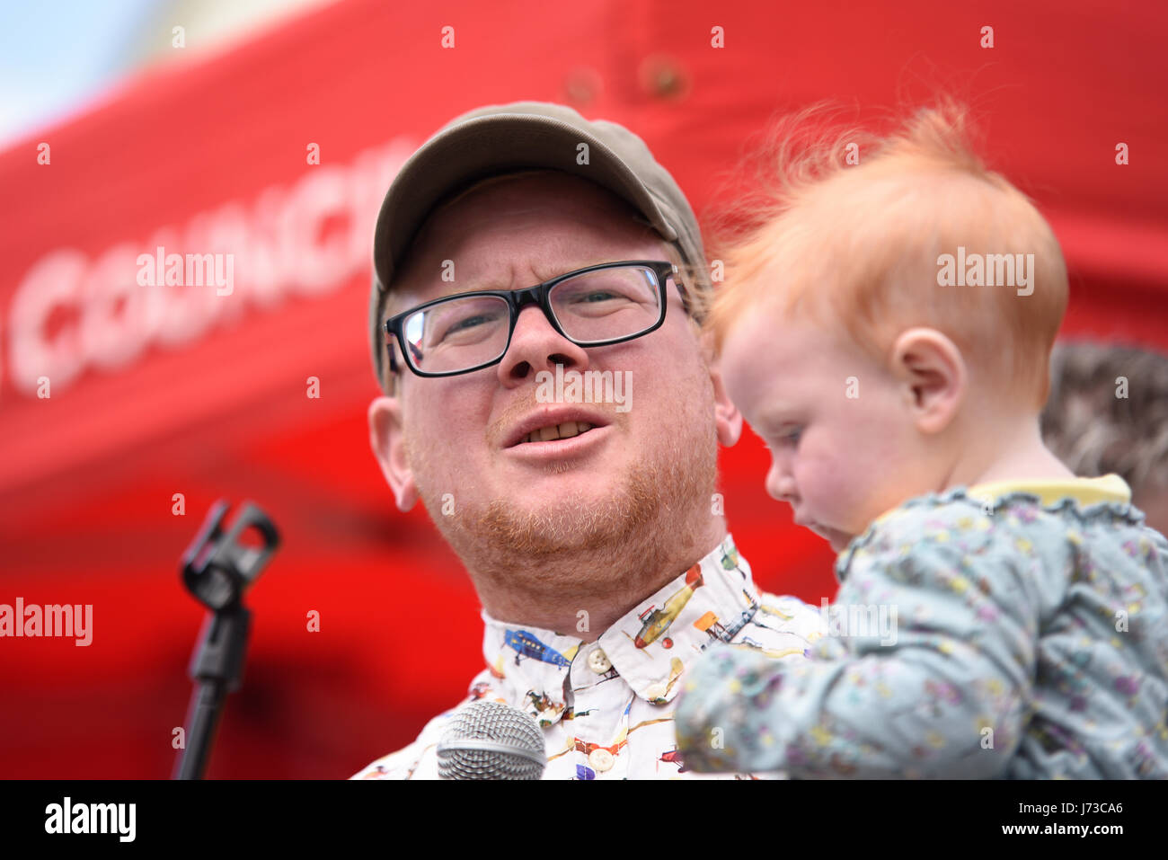 Paul Hill, Kandidat der Grünen Partei für Rayleigh & Wickford für die Parlamentswahlen 2017, hielt sein Baby während einer Rede fest Stockfoto
