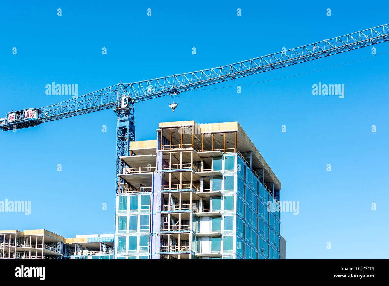 Neubau und ein Kran in Aktion Stockfoto