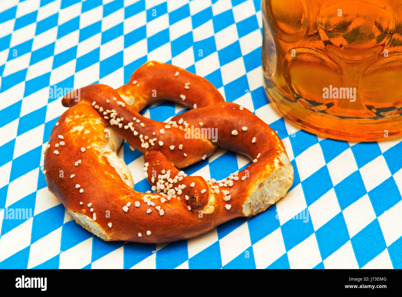 Brezel und Bier auf dem oktoberfest Stockfoto