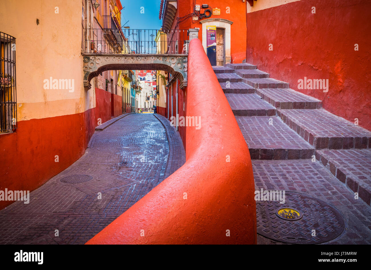 Straße in Guanajuato, Mexiko---Guanajuato ist eine Stadt und Gemeinde in Zentralmexiko und die Hauptstadt des Staates mit dem gleichen Namen. Es ist Teil Stockfoto