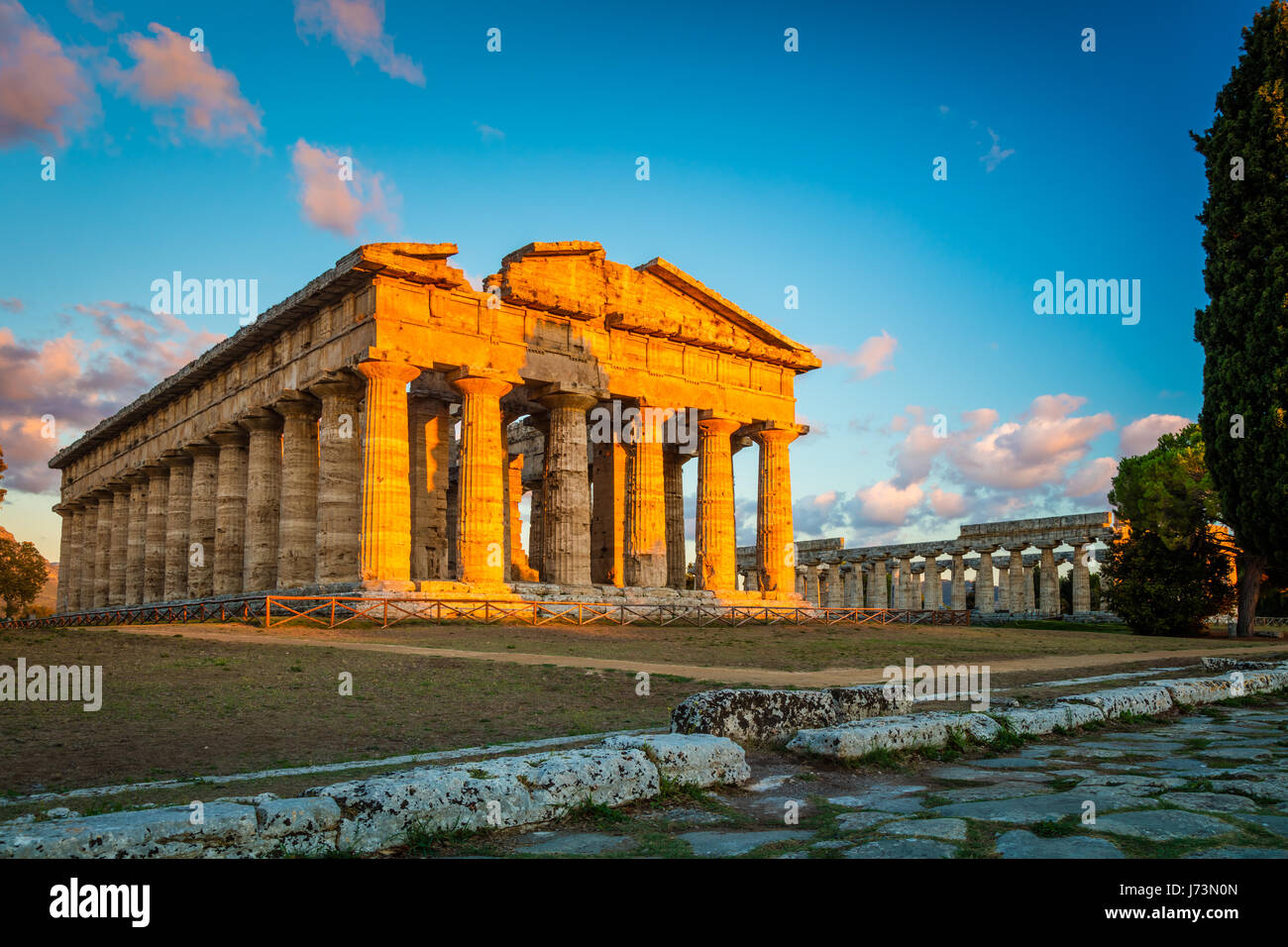 Paestum wurde eine große antike griechische Stadt an der Küste des Tyrrhenischen Meeres der Magna Graecia (Süditalien). Stockfoto