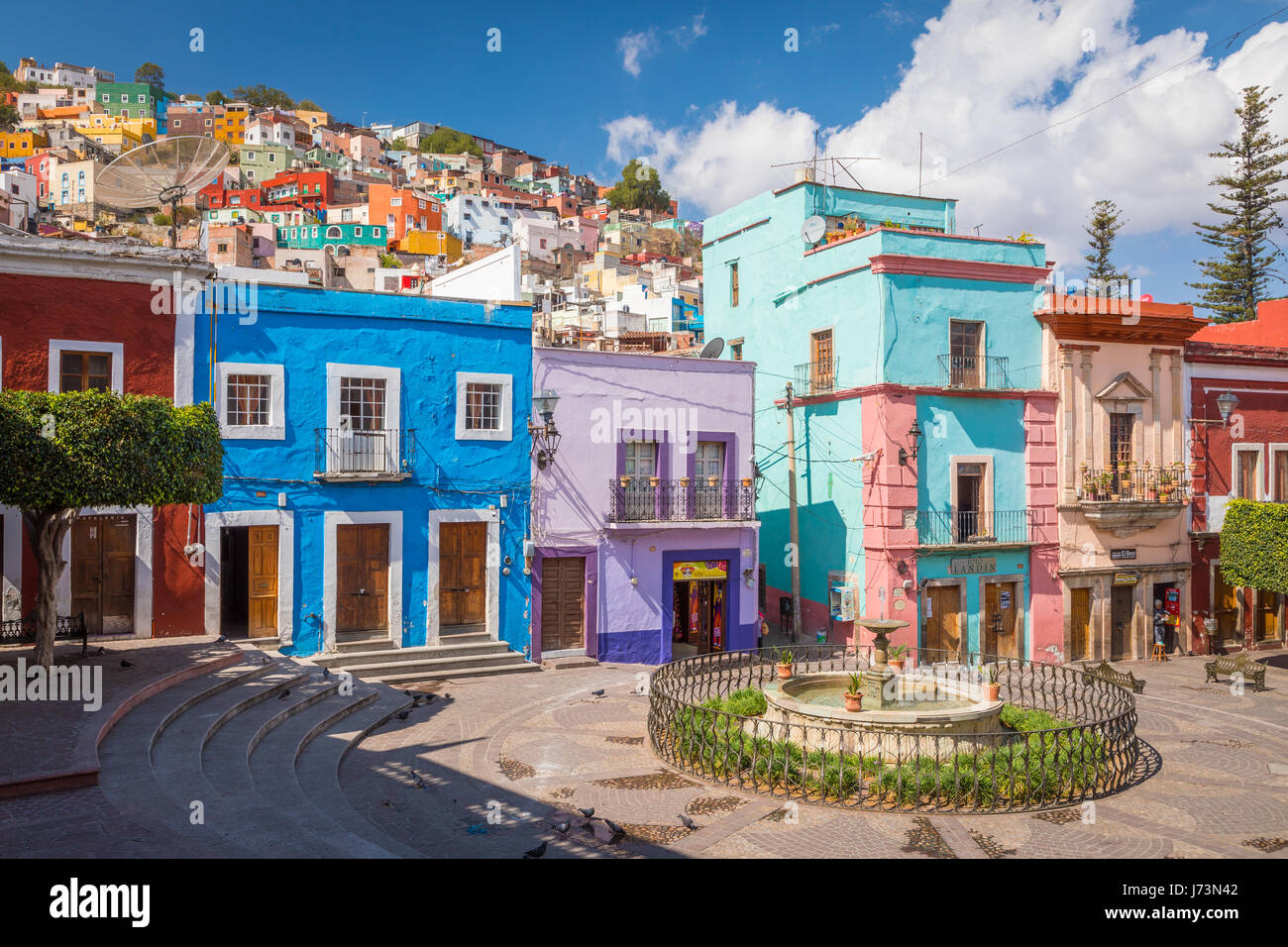 ---Guanajuato ist eine Stadt und Gemeinde in Zentralmexiko und die Hauptstadt des Staates mit dem gleichen Namen. Es ist Bestandteil der Makroregion Bajío. Stockfoto