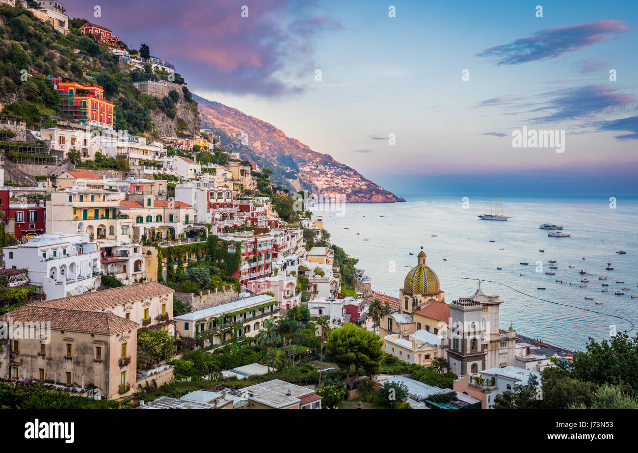 Positano ist ein Dorf und Comune an der Amalfiküste (Costiera Amalfitana), in Kampanien, Italien, vor allem in einer Enklave in den Hügeln hinunter zu den Stockfoto