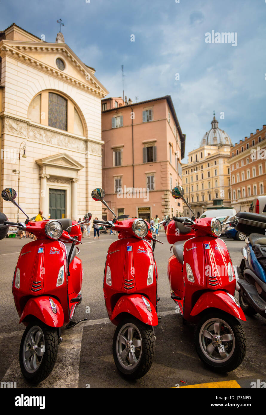 Drei rote Vespas auf Piazza di San Pantaleo in Rom, Italien Stockfoto