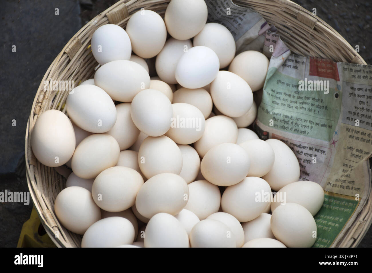 Eiern in Zuckerrohr-Korb Stockfoto