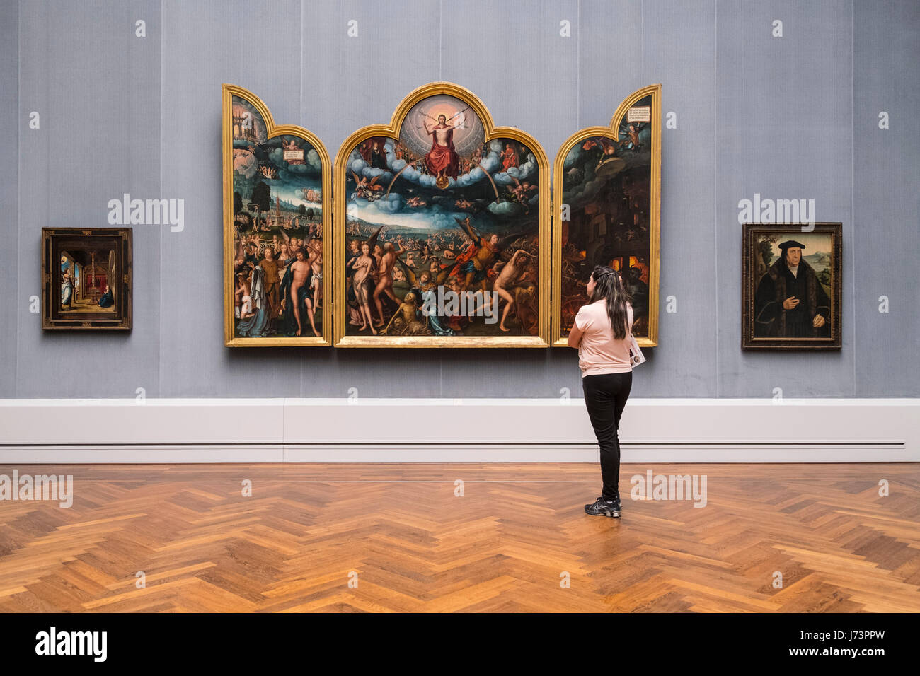 Frau betrachten Jean Bellengambe, Triptychon Mit Dem Jungsten Gericht im Museum in Gemäldegalerie am Kulturforum in Berlin, Deutschland Stockfoto