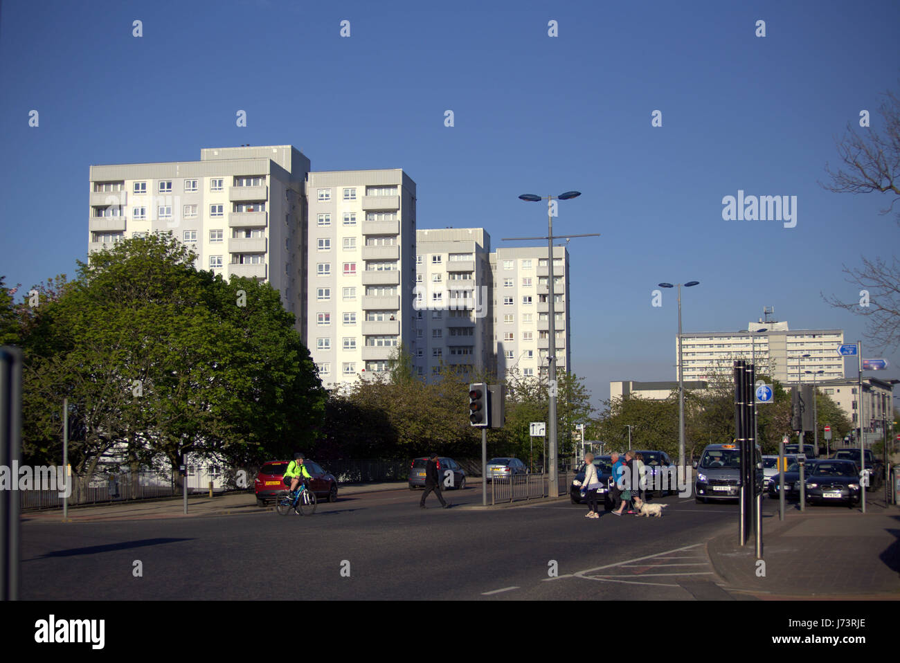Cambuslang Hauptstraße Stadtzentrum in einem sonnigen Tag Ampel überqueren von berühmten Verschmutzung center Stockfoto