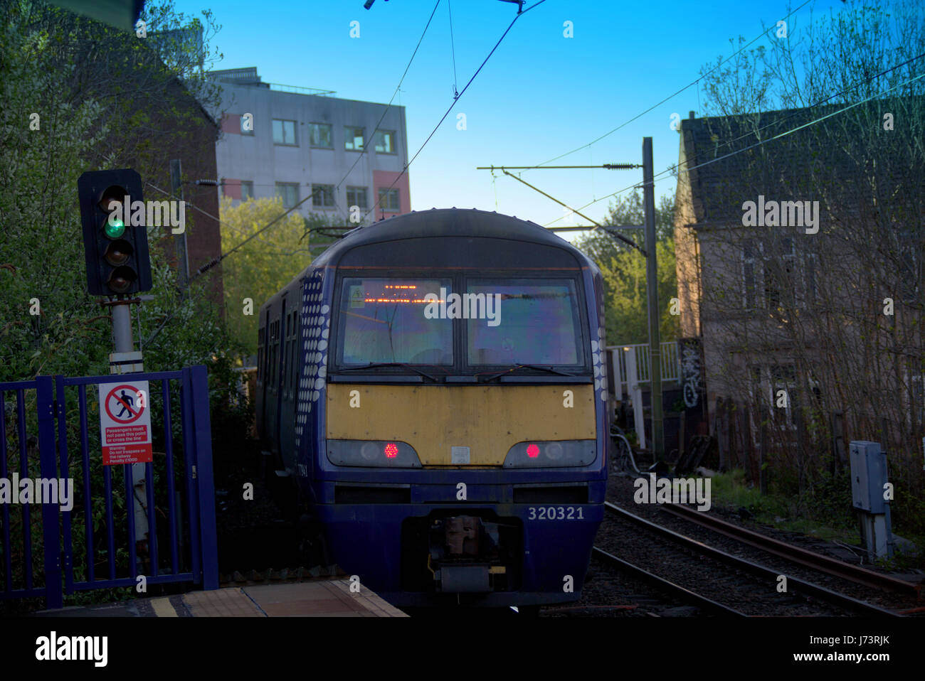 ScotRail Zug in der Station kein Hausfriedensbruch auf dem Eisenbahn-Schild Cambuslang Stockfoto