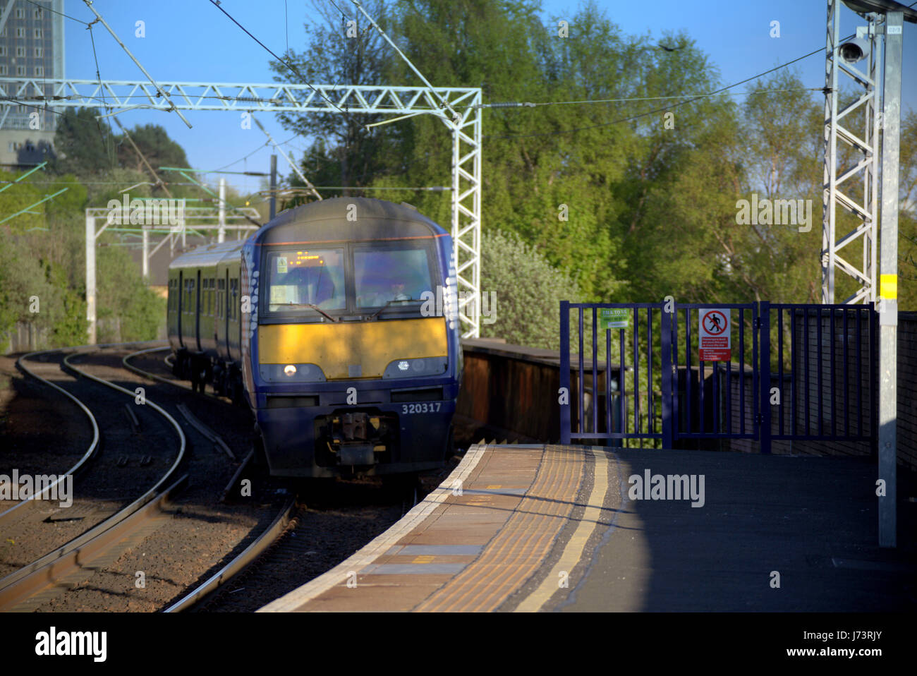 ScotRail Zug in der Station kein Hausfriedensbruch auf dem Eisenbahn-Schild Cambuslang Stockfoto