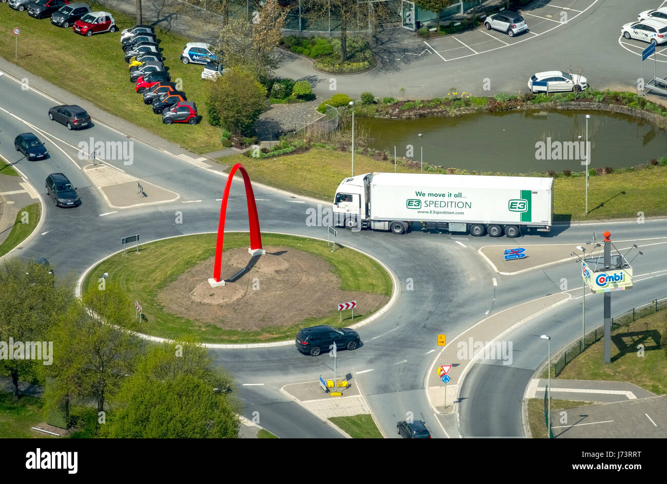 Kreisverkehr Möhnestraße Ostring B7 und B 480, Kreisverkehr LKW, Schwertransport, Kreisverkehr LKW, Brilon, Sauerland, Hochsauerlandkreis, North Rh Stockfoto