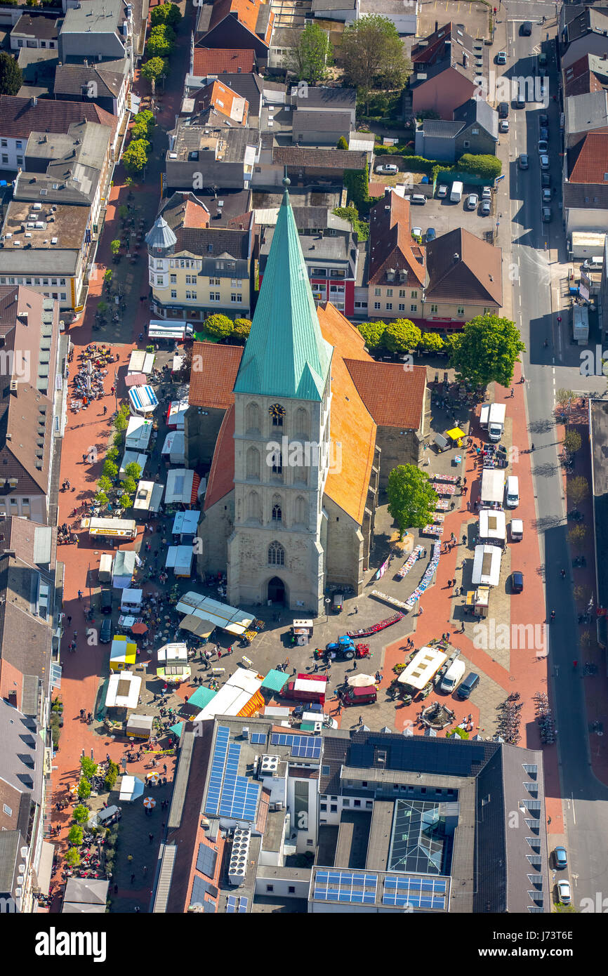 Markt an der Pauluskirche, Wochenmarkt, Markt am Samstag, Evangekische Stadtkirche, Stadtzentrum, Marktstände, Markt Händler, Ziegeldach, Aro-Markt Stockfoto