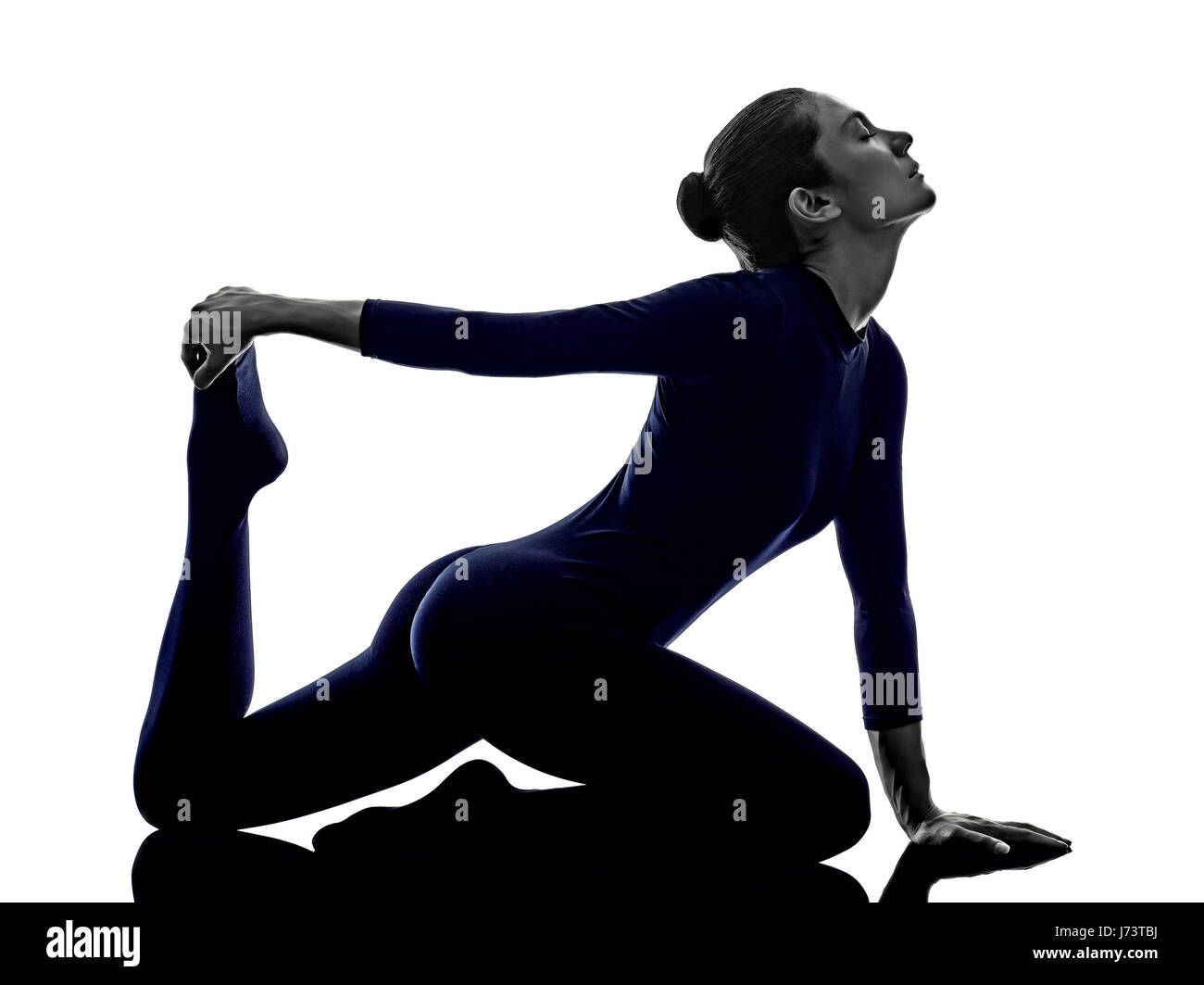 Frau Ausübung Eka Pada Rajakapotasana One Legged King Pigeon Pose Yoga Silhouette Schatten weißen Hintergrund Stockfoto