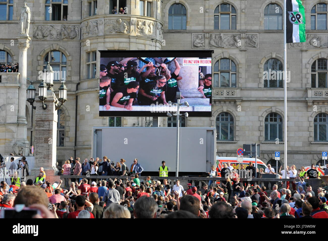 Hannover 96 startete die offizielle Aufstiegsparty am Montag auf dem Trammplatz vor den Rathaus Stockfoto