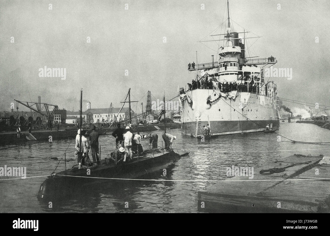 Holland, erste u-Boot der Marine der Vereinigten Staaten. Im Jahre 1898 ins Leben gerufen. Hier abgebildet mit der russischen Linienschiff Retvizan betreten Trockendock. Die Retvizan wurde danach im russisch-japanischen Krieg versenkt. Stockfoto