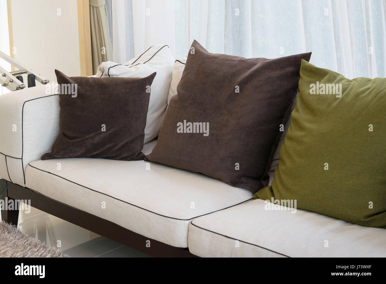 moderne Wohnzimmer Design mit Sofa und Kissen Stockfoto, Bild ... moderne Wohnzimmer Design mit Sofa und Kissen Stockfoto, Bild ...