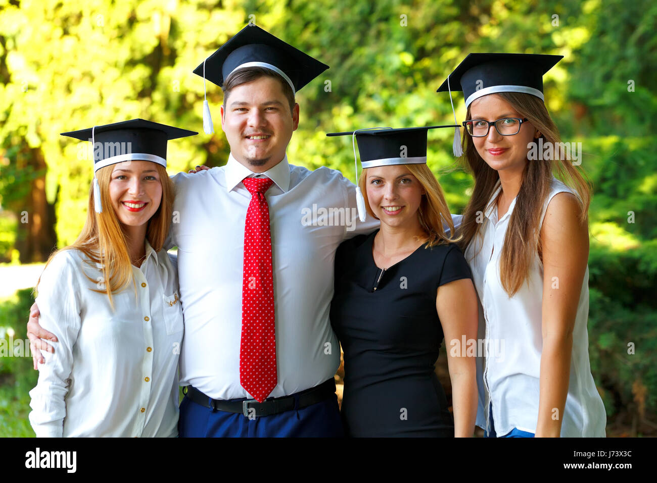 Gruppe von glücklichen Studenten genießen ihre Abschlusstag Stockfoto