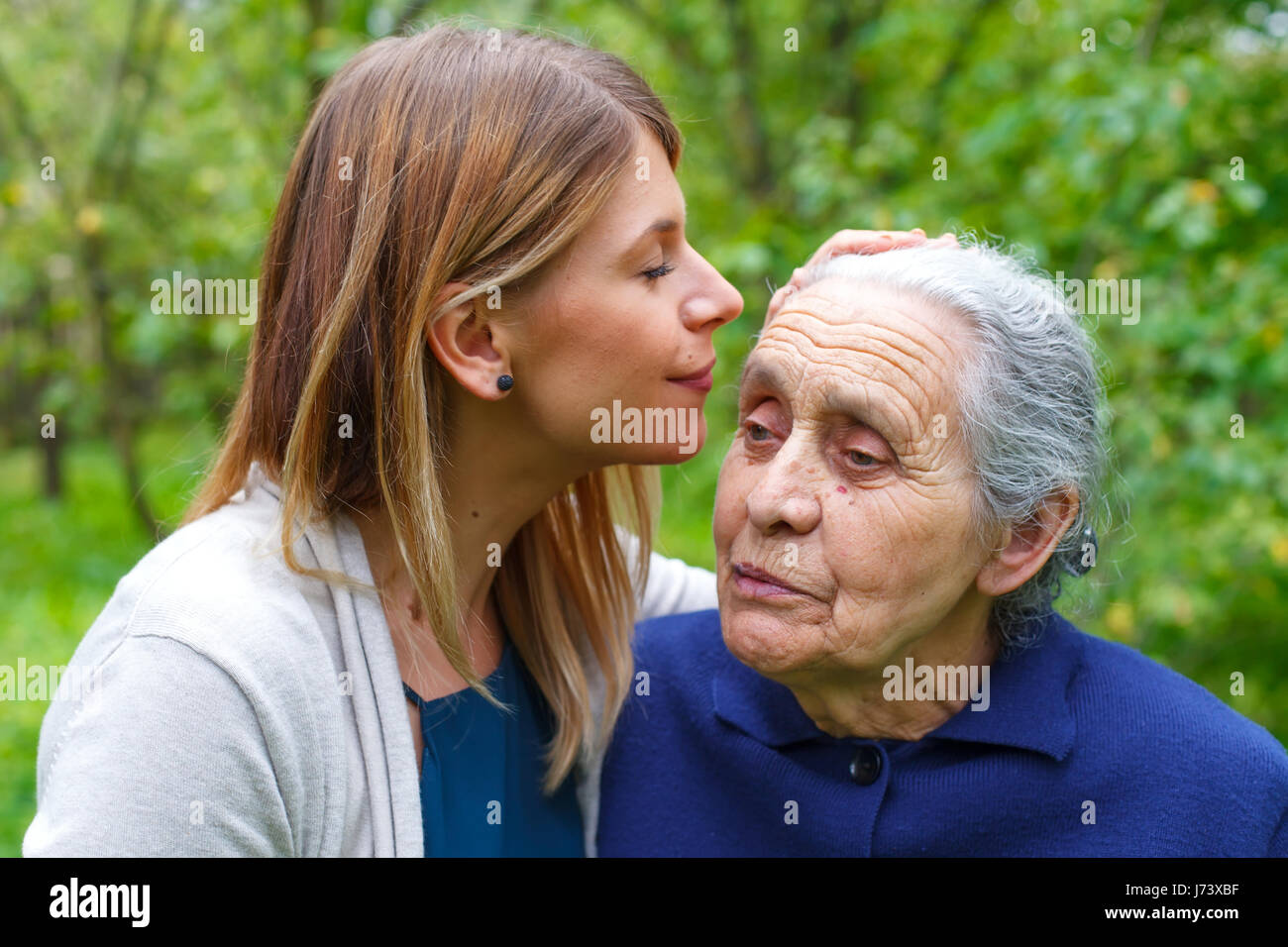 Porträt einer älteren Frau verbringt Zeit mit ihrer Enkelin Stockfoto