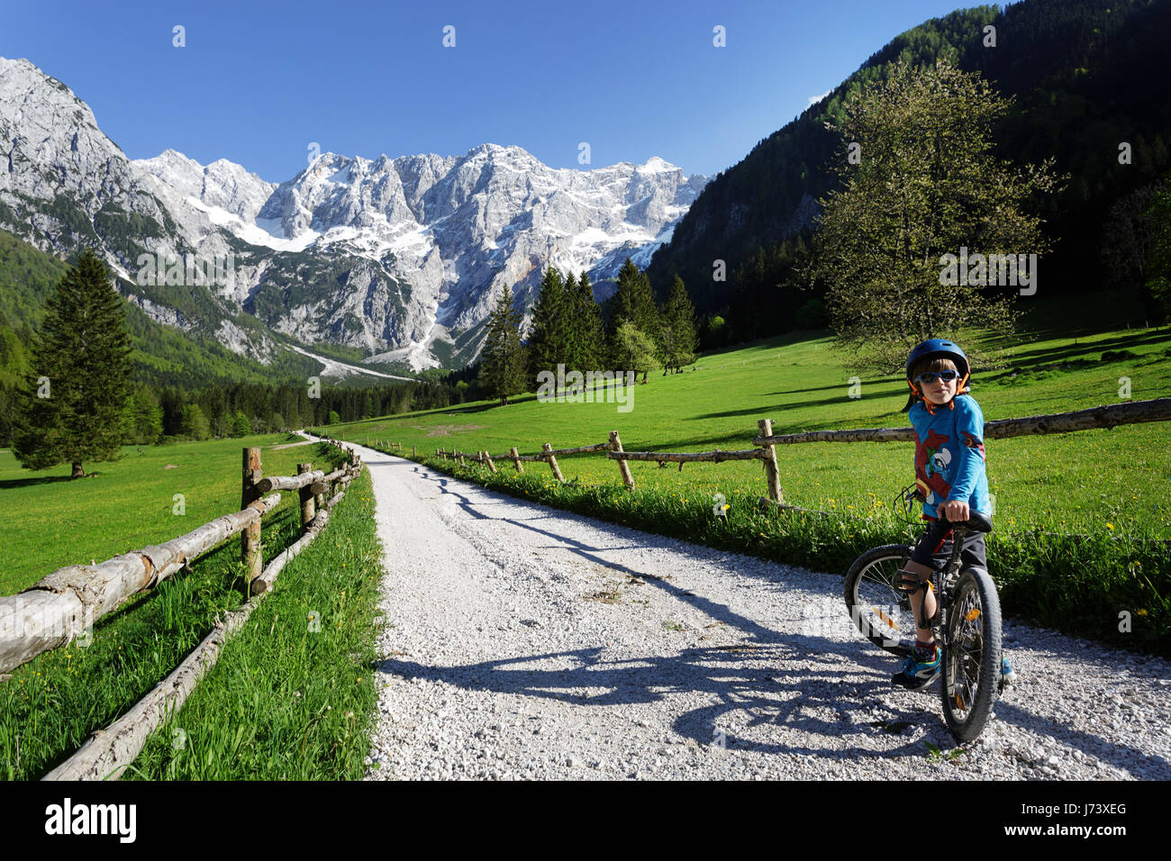 Junge, Radfahren im Tal in den Alpen, Jezersko, Slowenien. Stockfoto