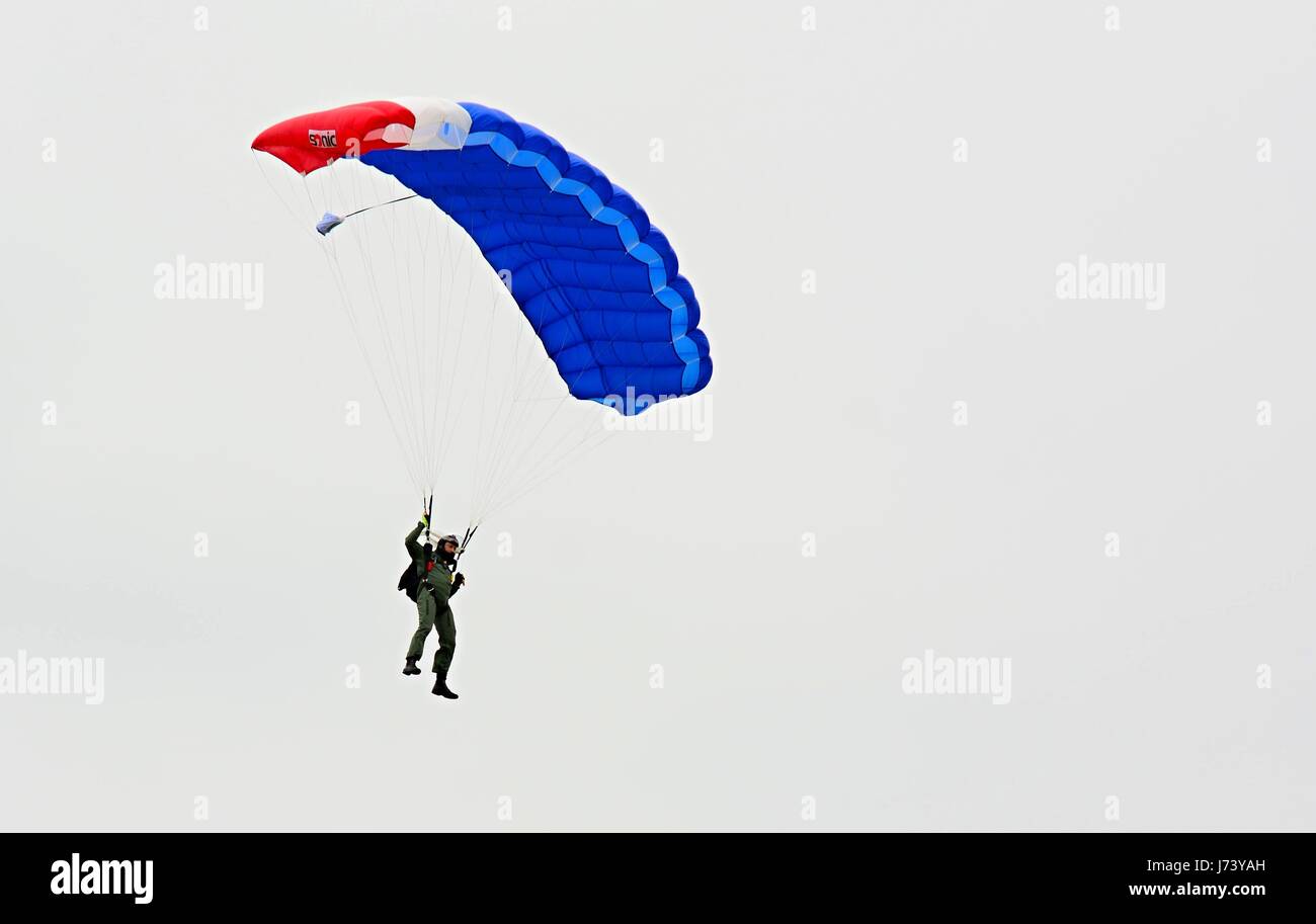 CASLAV, Tschechische Republik - 20. Mai 2017: fallende Fallschirmspringer beim Tag der offenen Tür bei Tactical Air Force Base Caslav am 20. Mai 2017 in Caslav. Stockfoto