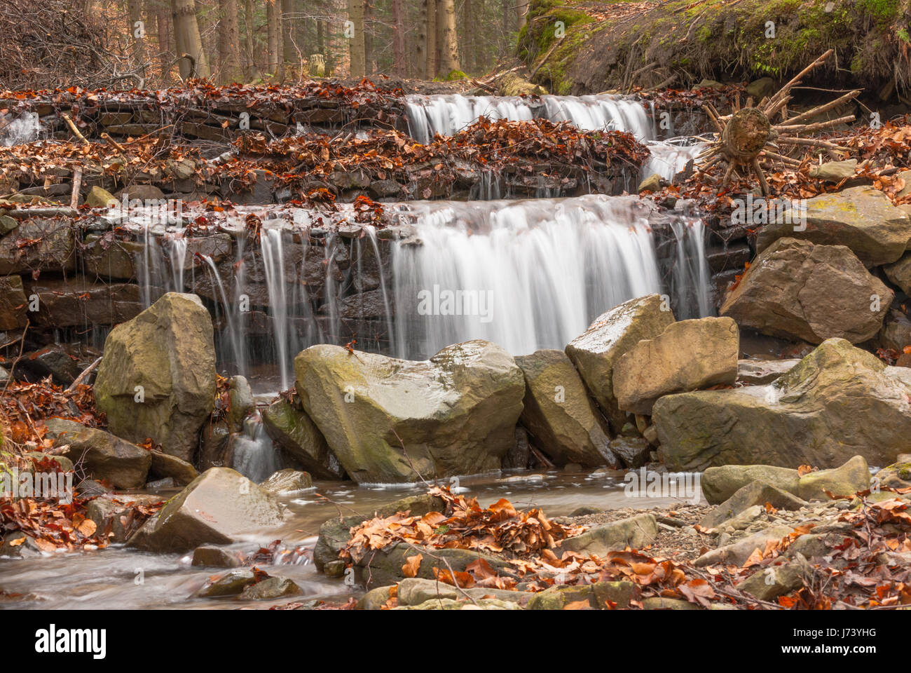 Natura 2000, Polen, Europa, Wasser fließt über die Felsen im Bergbach Stockfoto