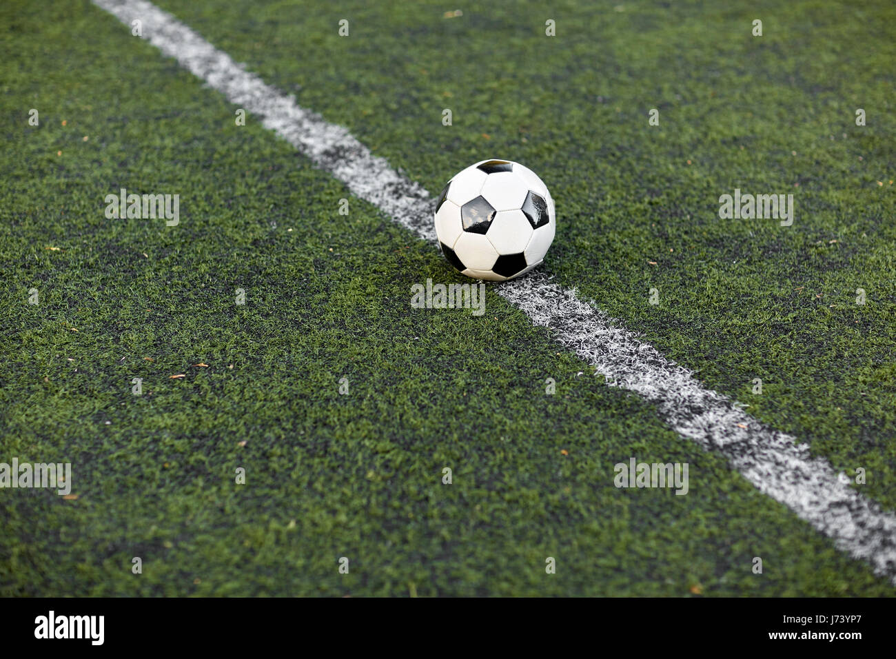 Fußball auf Fußball Feld Markierungslinie Stockfoto