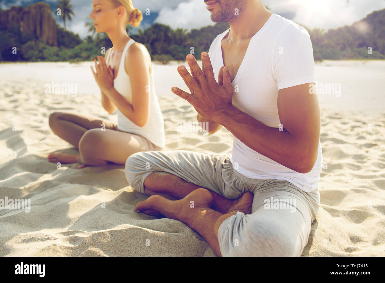 Nahaufnahme des Paares machen Yoga-Übungen im freien Stockfoto