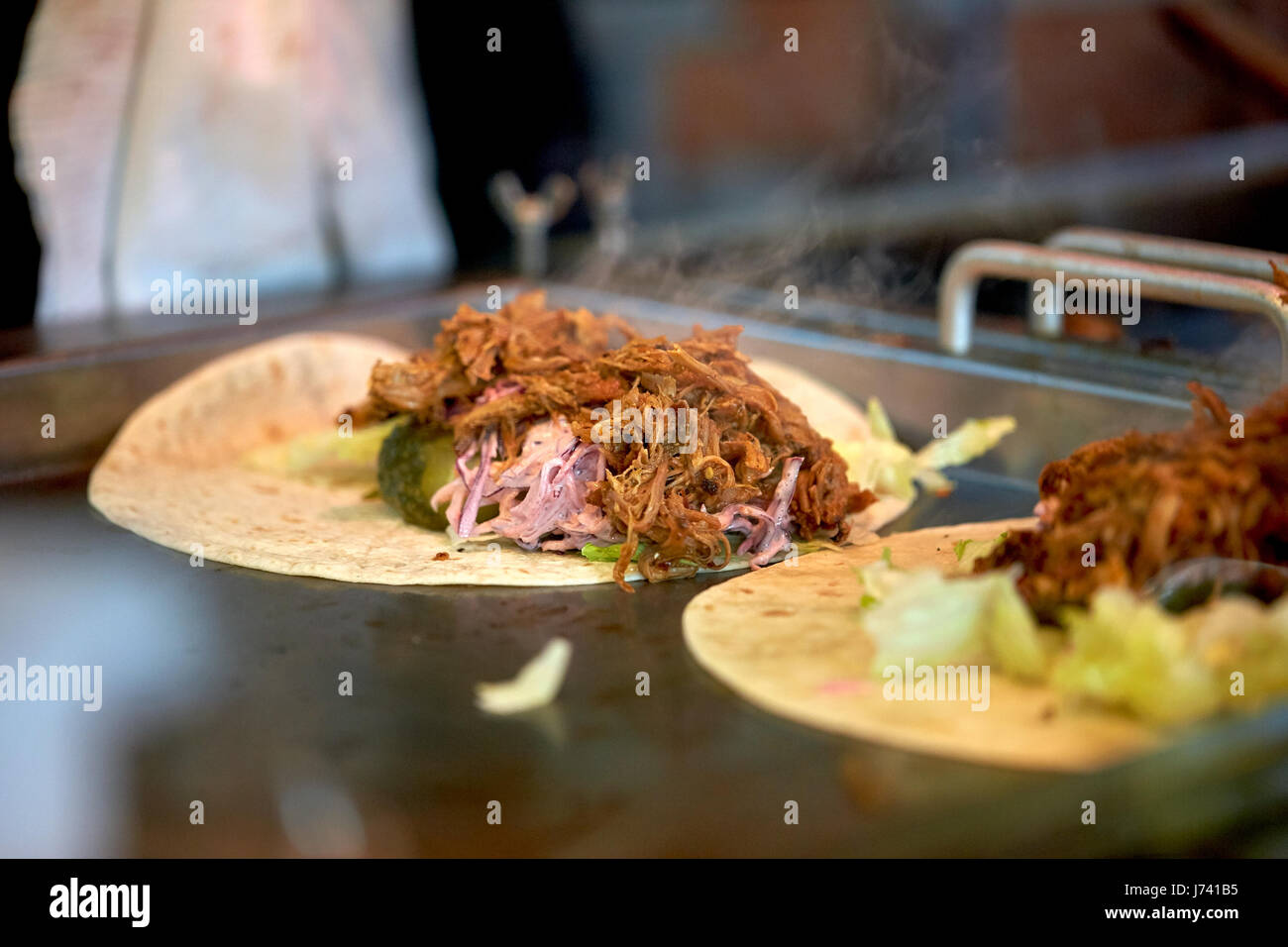 Tortilla wraps Kochen am Wochenmarkt Stockfoto