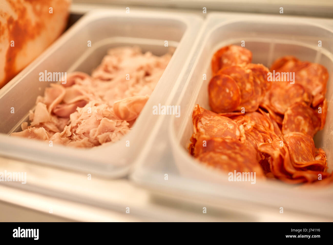 Container mit Schinken und Salami im restaurant Stockfoto