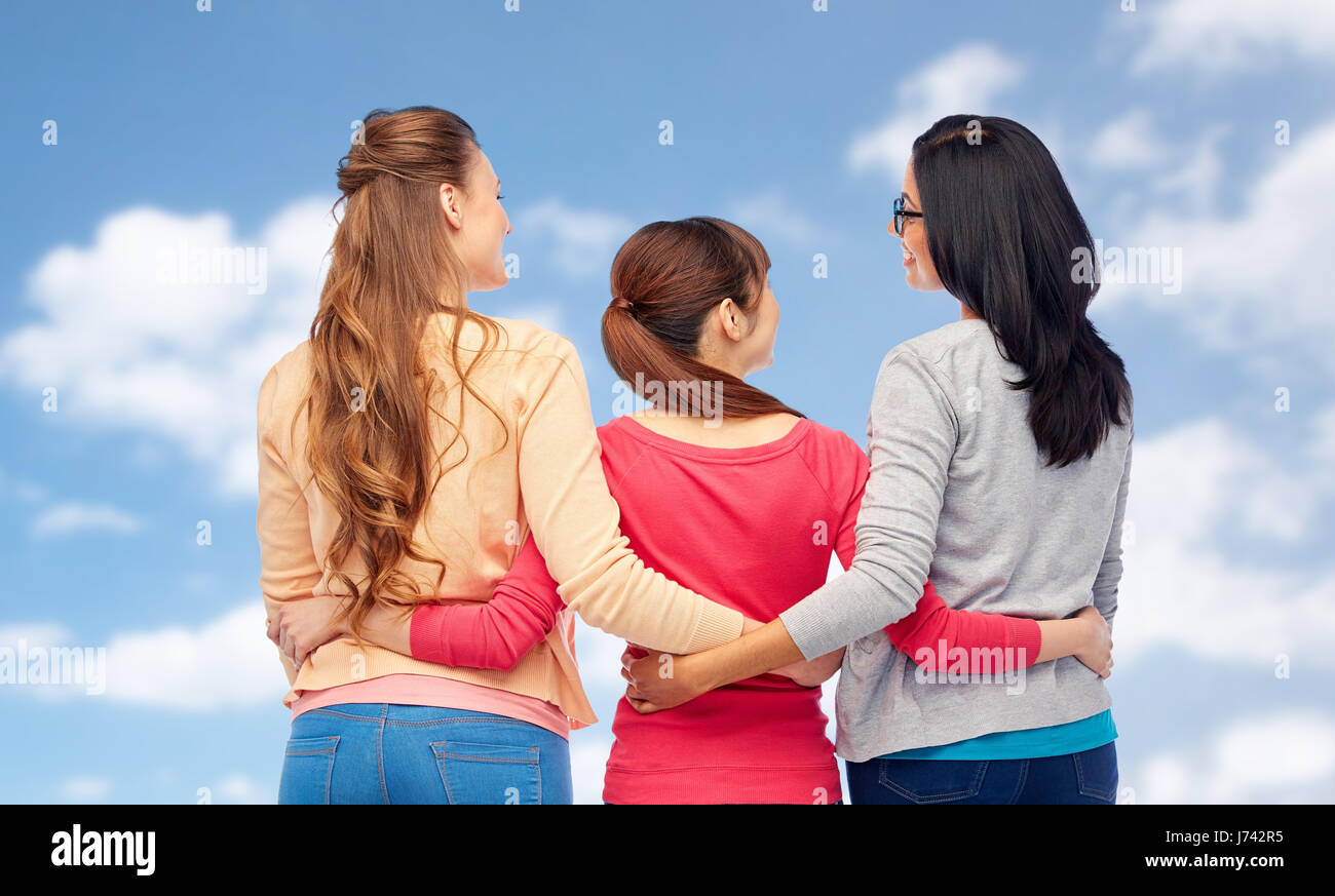 internationalen glückliche Frauen aus wieder umarmt Stockfoto