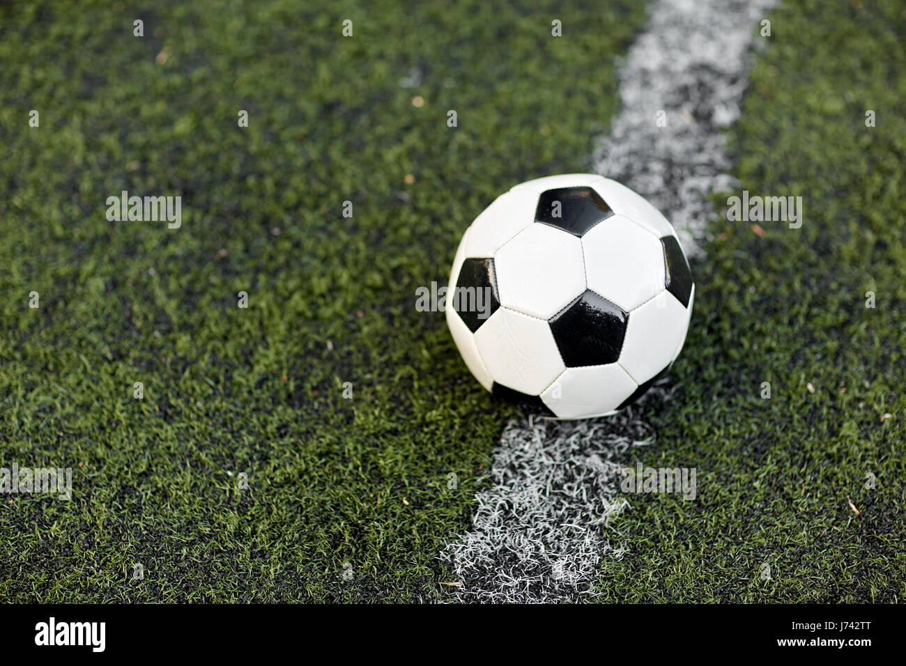 Fußball auf Fußball Feld Markierungslinie Stockfoto