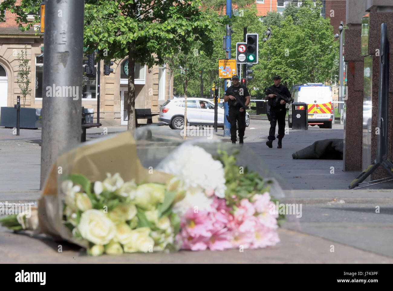 Blumen-links in der Nähe von Manchester Arena, am Morgen nach ein Selbstmordattentäter 22 Menschen getötet, darunter Kinder, wie eine Explosion Riss durch Fans verlassen ein Pop-Konzert in Manchester. Stockfoto