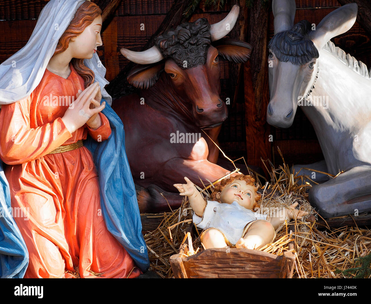Weihnachten und Krippe-Szene mit Leben Größe Statuen der Jungfrau Maria, Jesus Child, Steuern, Esel in einem Platz. Stockfoto