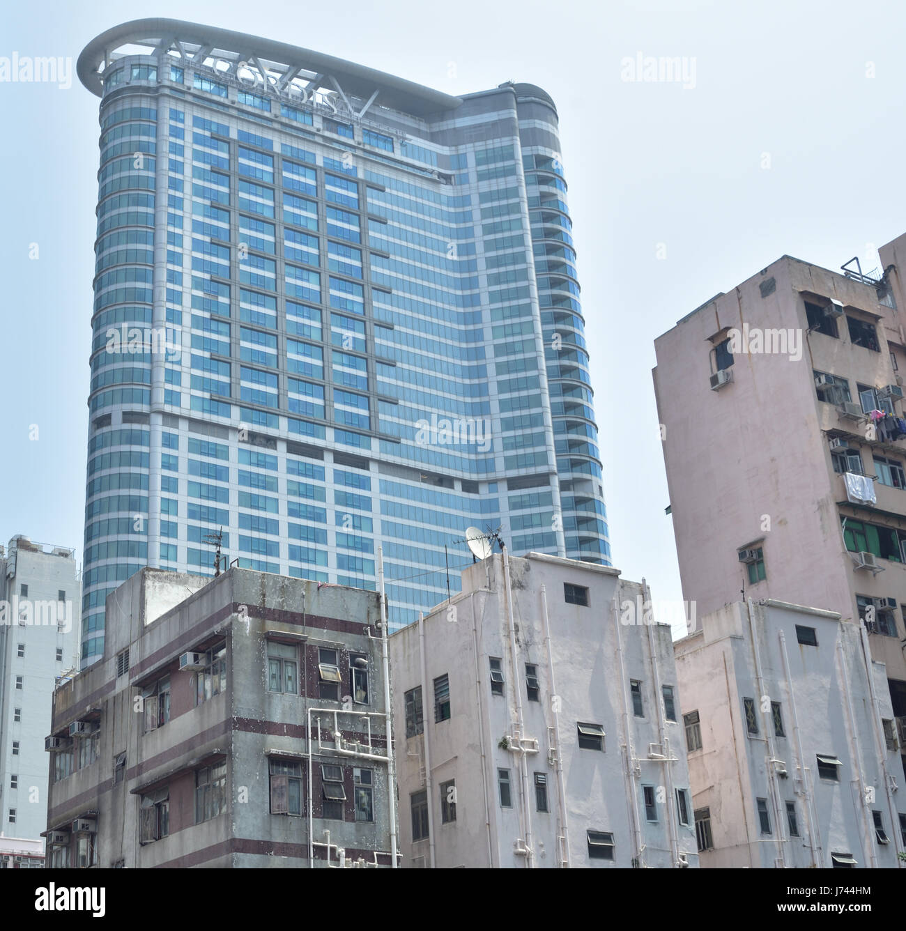 Umbau der heruntergekommenen Gegend in Kowloon wo Wohnblock allmählich Geschäftshaus weicht. Stockfoto