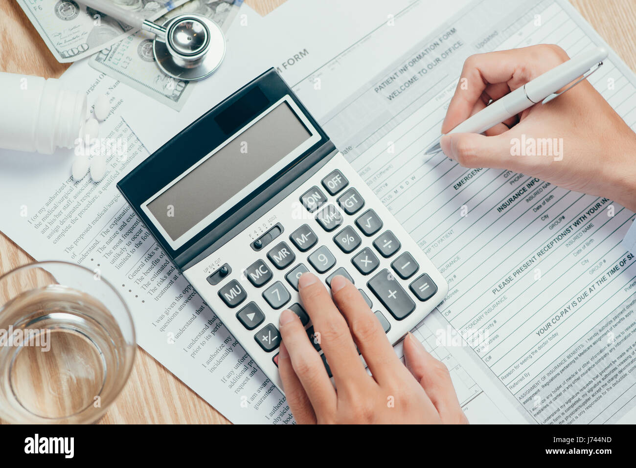 Hand schreibt die persönlichen Informationen auf die Krankenversicherung Antragsformular Stockfoto