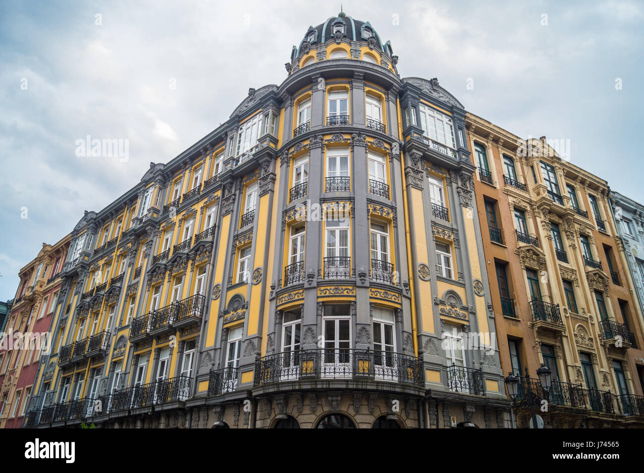 Jugendstil-Läden und Büros, Calle Campoamor, Oviedo, Asturien, Spanien Stockfoto