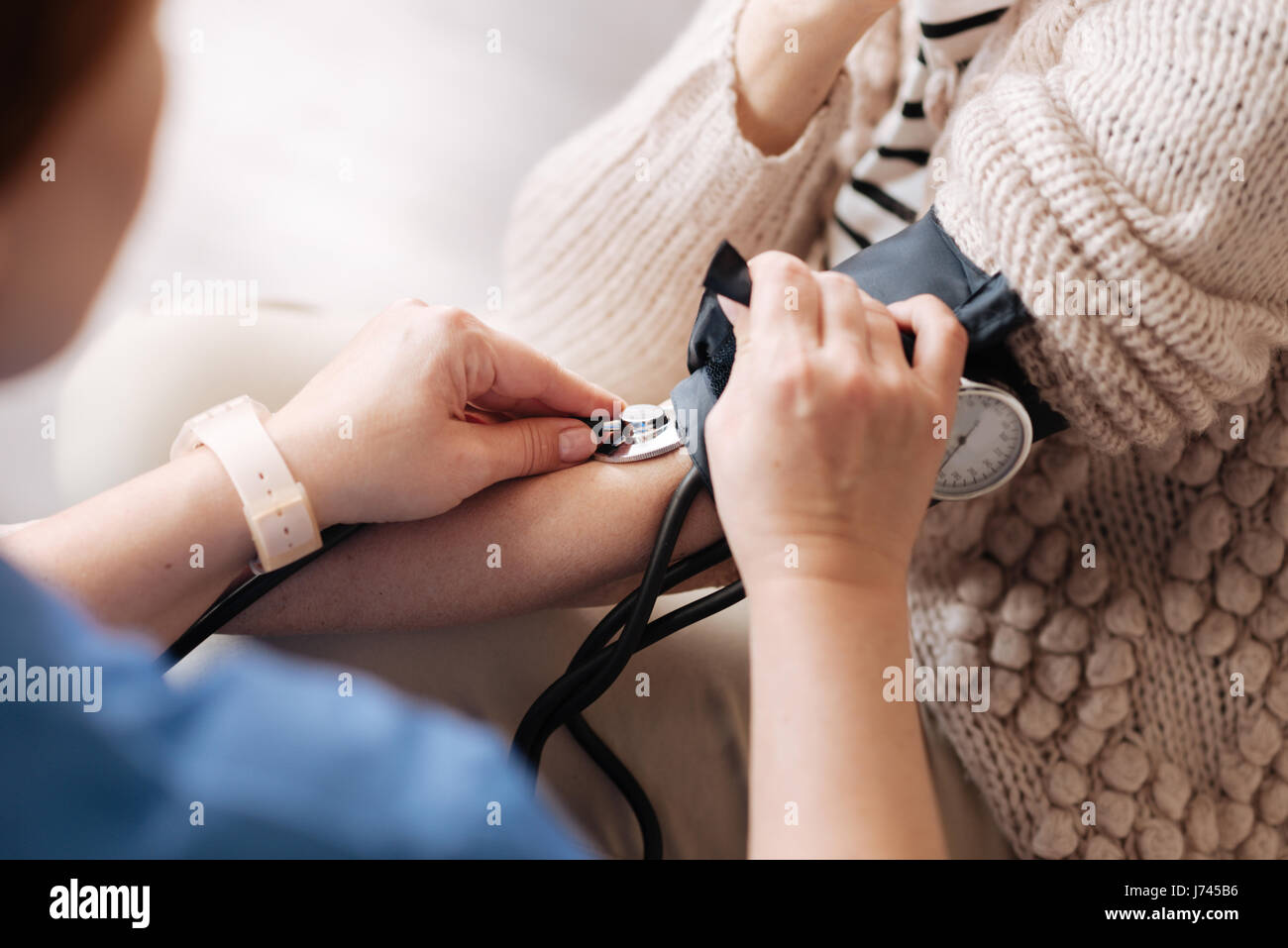 Präzise fokussierte Arzt Erlangung Blutdruckmessungen Stockfoto