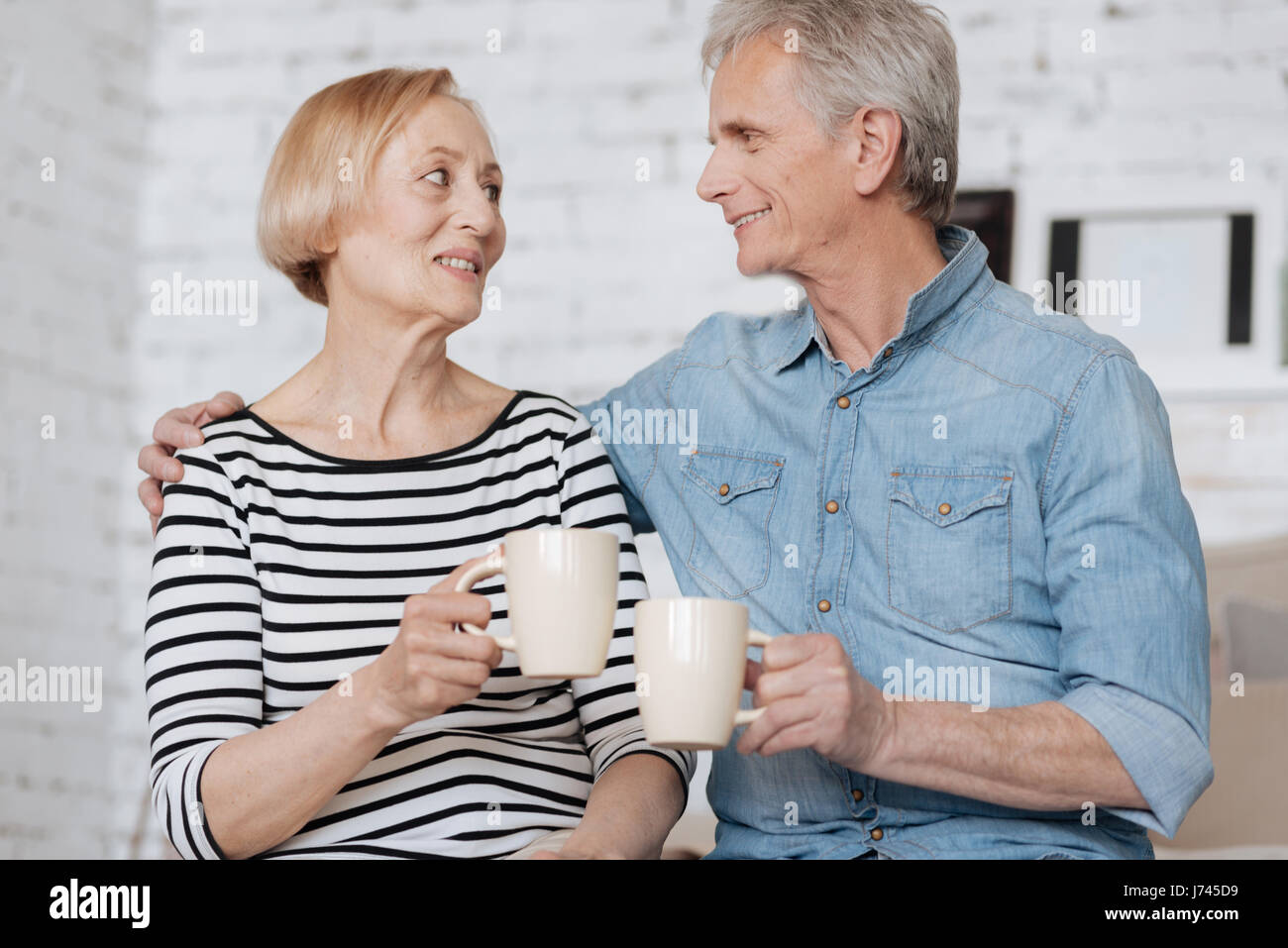 Emotionale liebenswert gealterten Paar genießt warme Getränke Stockfoto