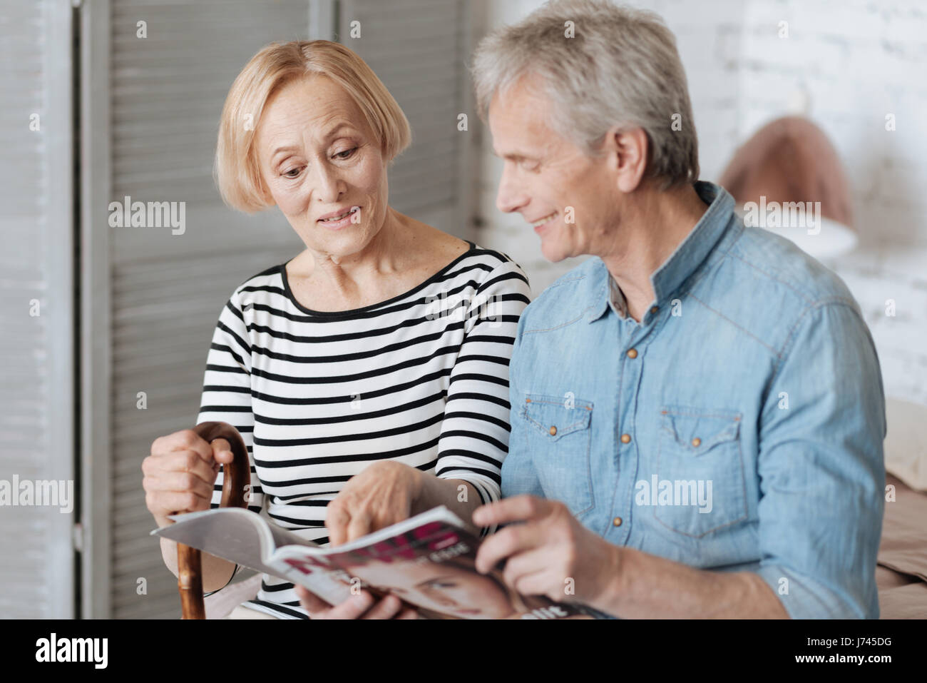 Charmantes älteres Ehepaar diskutieren interessanteren Artikel Stockfoto