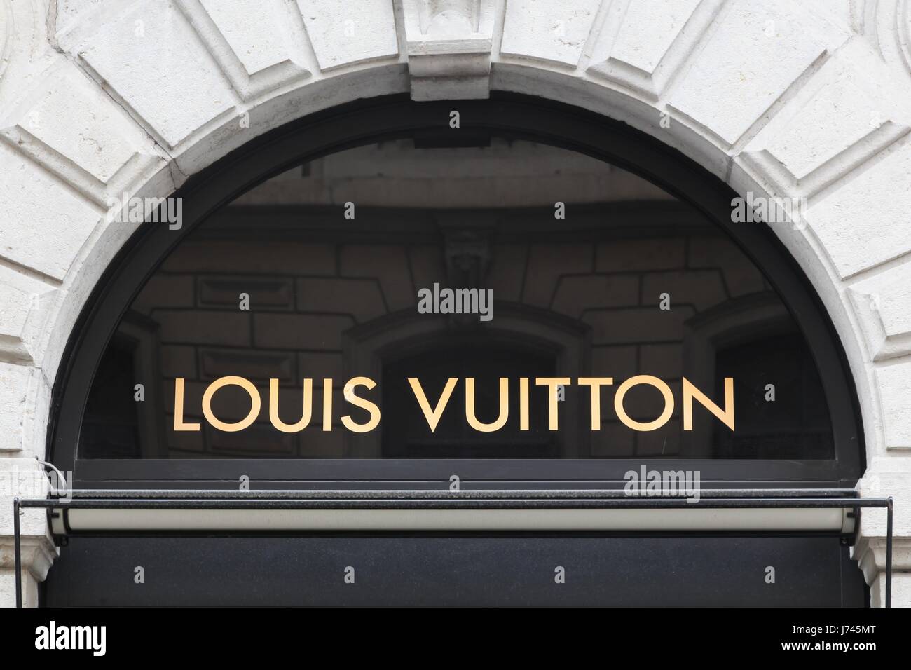 Lyon, Frankreich - 26. Februar 2017: Louis Vuitton Zeichen an der Wand. Louis Vuitton ist ein französisches Unternehmen spezialisiert auf Mode-Accessoires Stockfoto
