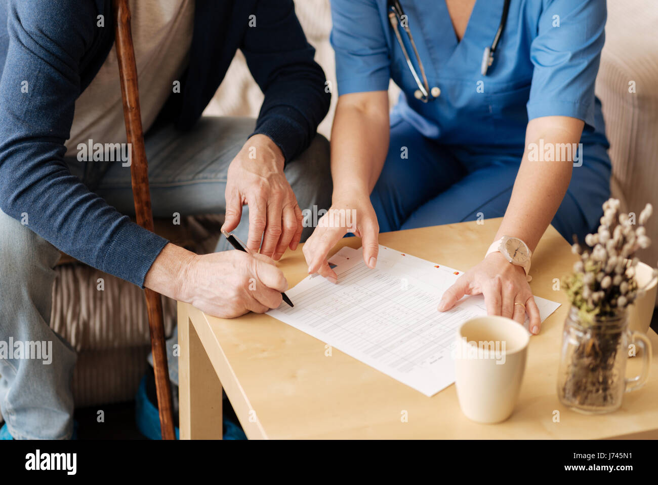 Senioren Herren setzen seine Unterschrift unter den Vertrag Stockfoto