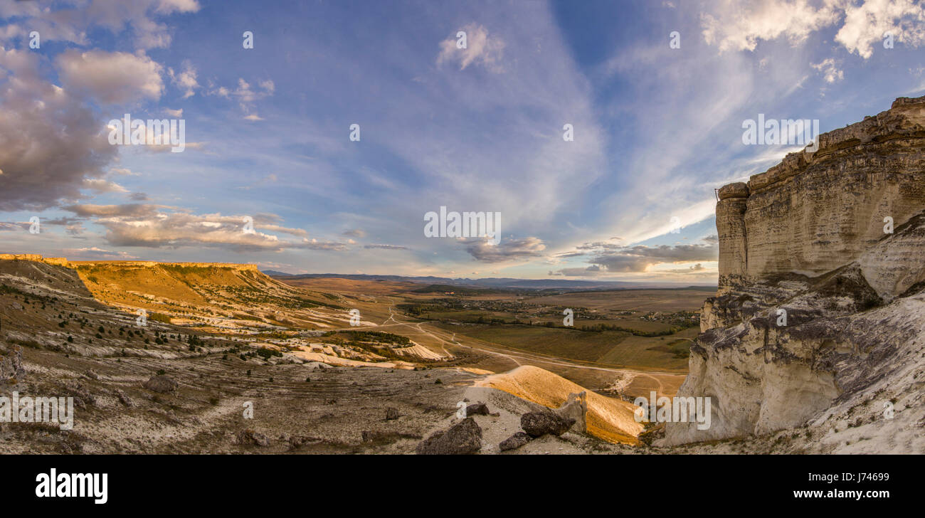 Sonnenuntergang in der Nähe von White Rock mit Sonne und Wolken am Himmel Stockfoto