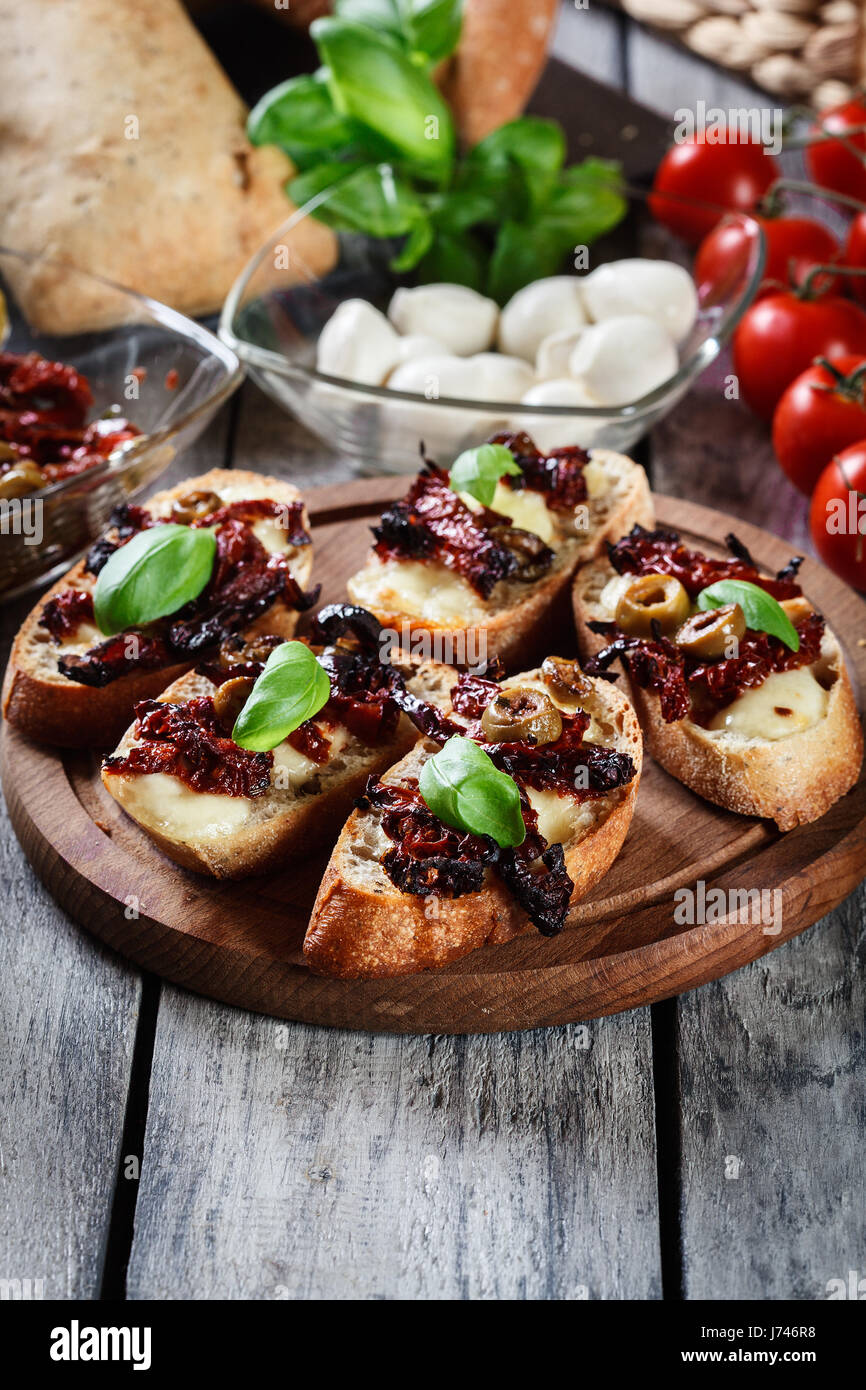 Mediterrane snacks -Fotos und -Bildmaterial in hoher Auflösung – Alamy